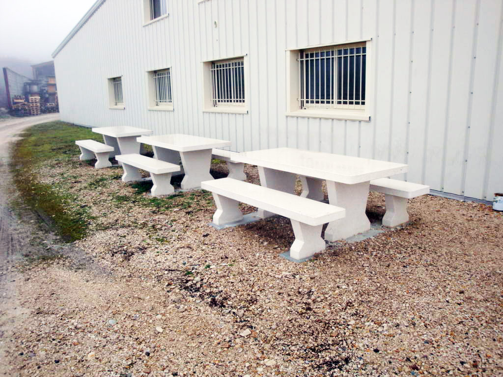 Table et banc en pierre pour vos espaces de détentes à l'extérieur