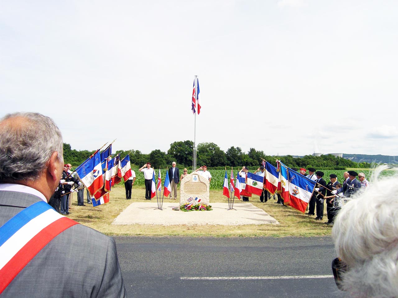 Commémoration autour du monument réalisé par la Marbrerie de VIlla